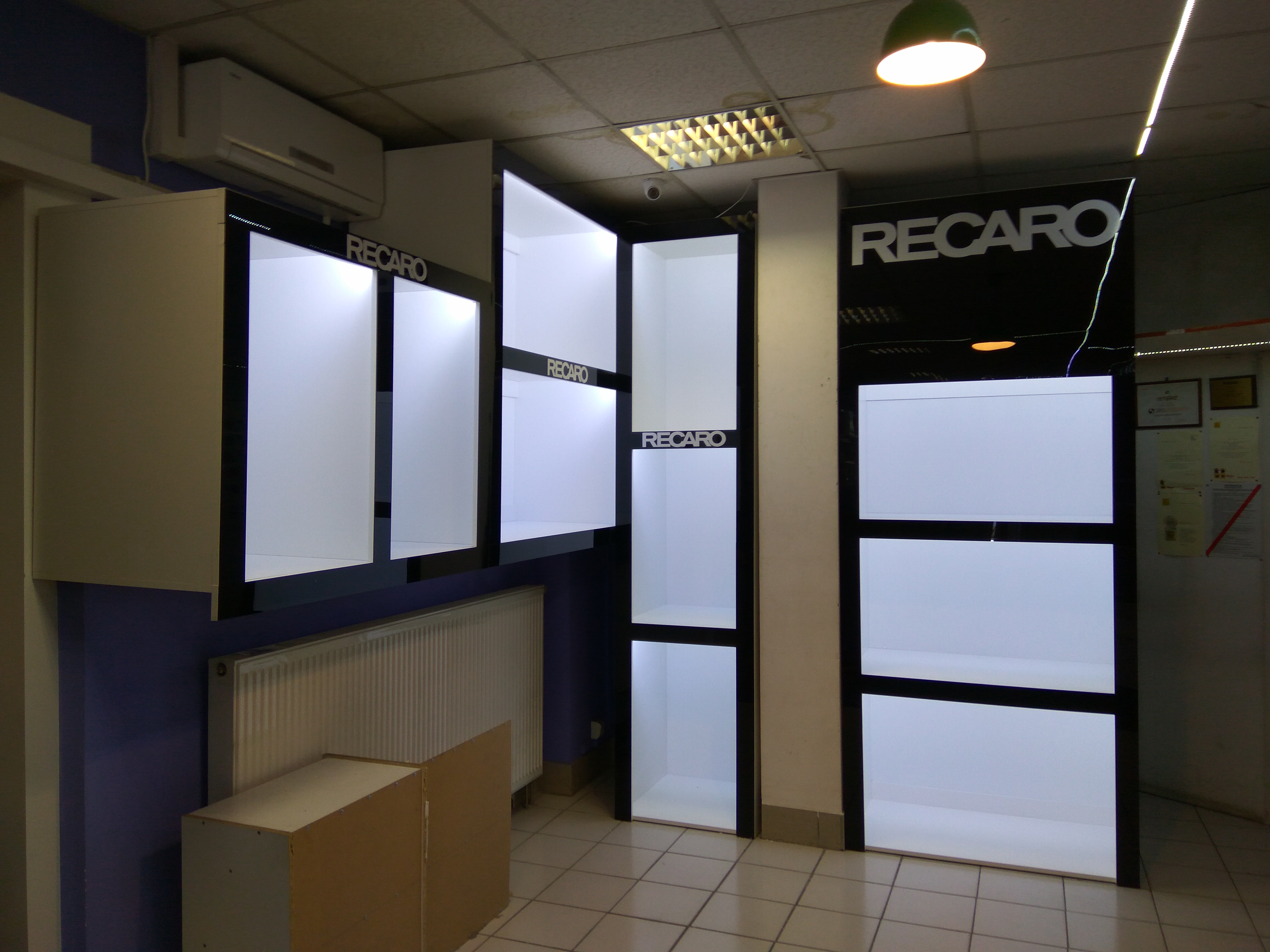 Podświetlane regały Recaro