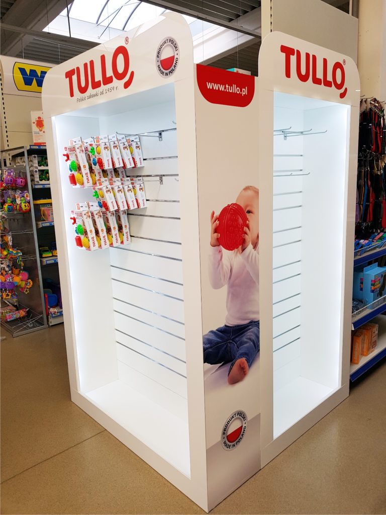 Trójstronna ekspozycja produktów dla niemowląt marki TULLO