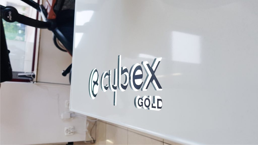Frezowany logotyp CYBEX wraz z podświetleniem LED na podeście pod wózki. 