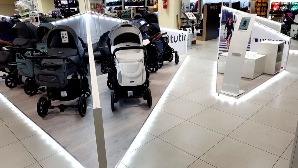 We placed the wheelchair stands next to each other but they are not connected.