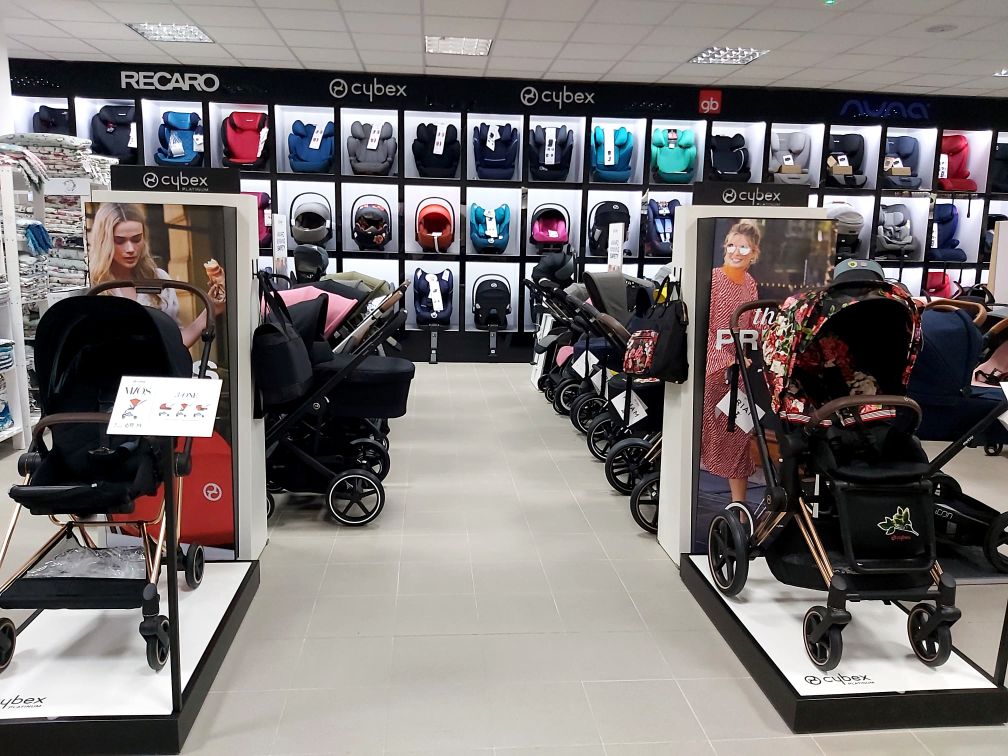 Exhibition of car seats in the Smykoland showroom - stroller podium