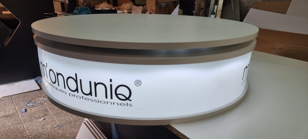 alt="podest obrotowy do prezentacji urządzeń medycznych" 