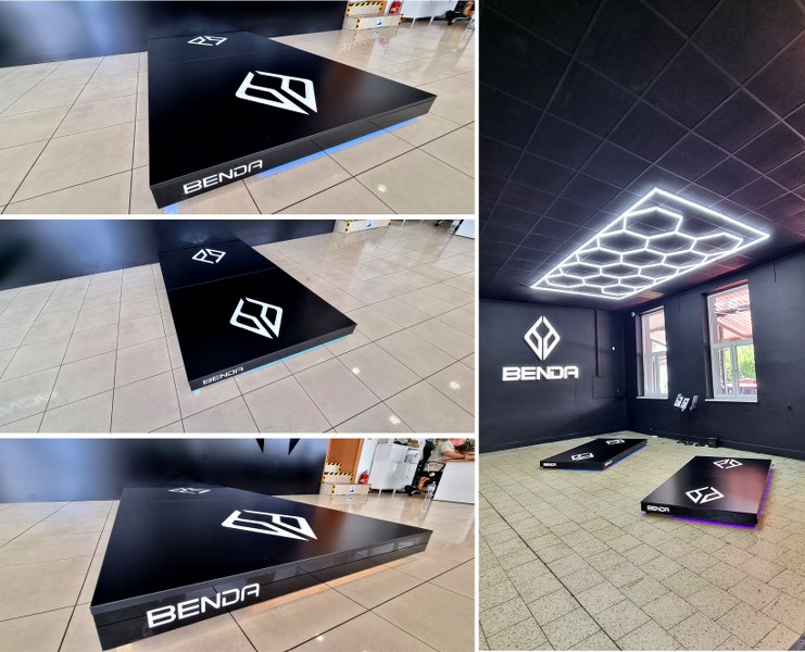 podesty w salonie z quadami 